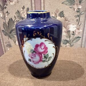 Elegant Floral Vase with Pink Roses